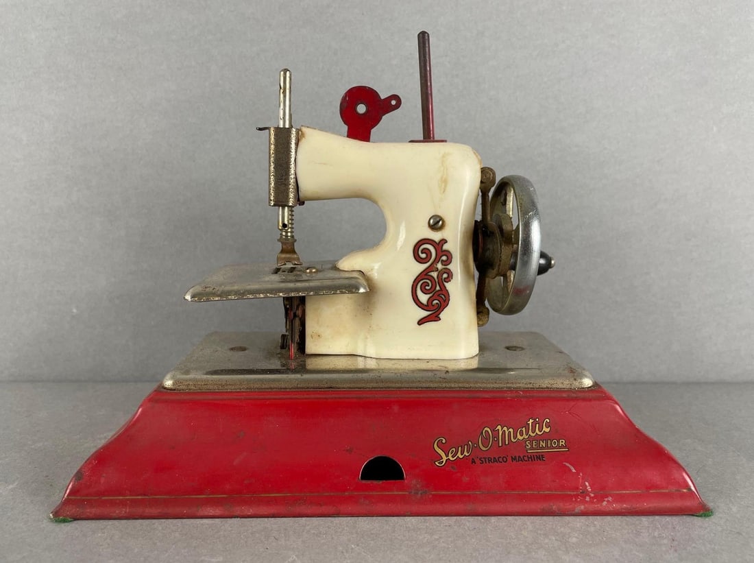 Straco Sew-O-Matic Senior Toy Sewing Machine (1 of 6)