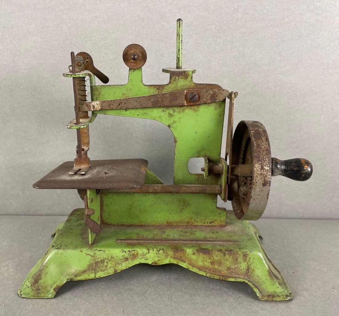 Childrens Toy Sewing Machine (1 of 5)