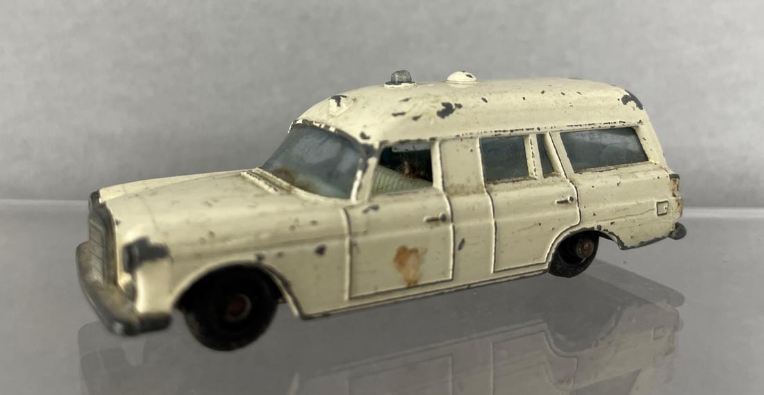 Matchbox Series 3 Mercedes Benz Binz Die-Cast Ambulance: Black plastic wheels