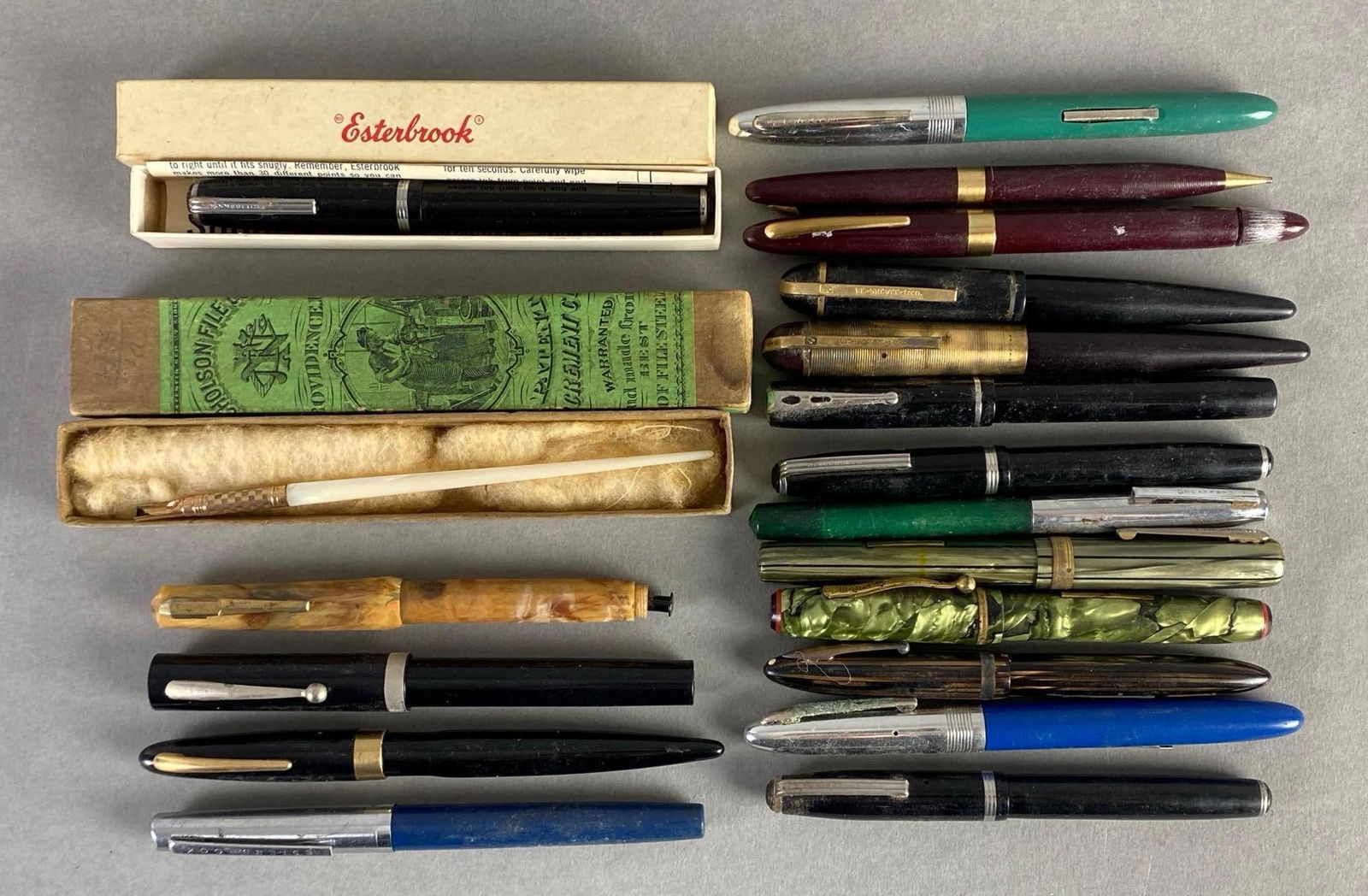 Group of Vintage Fountain Pens (1 of 3)
