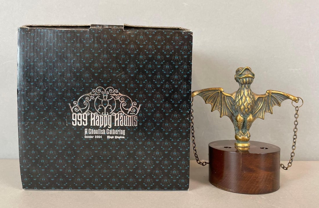 2004 Disney Haunted Mansion Ghoulish Gathering Figurine (1 of 5)
