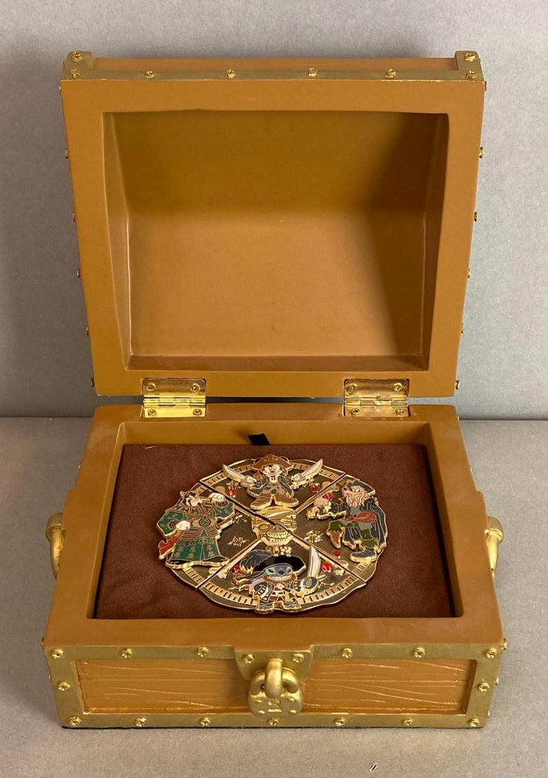 2007 Disney Pirates of the Caribbean Enamel Pin Set (1 of 5)