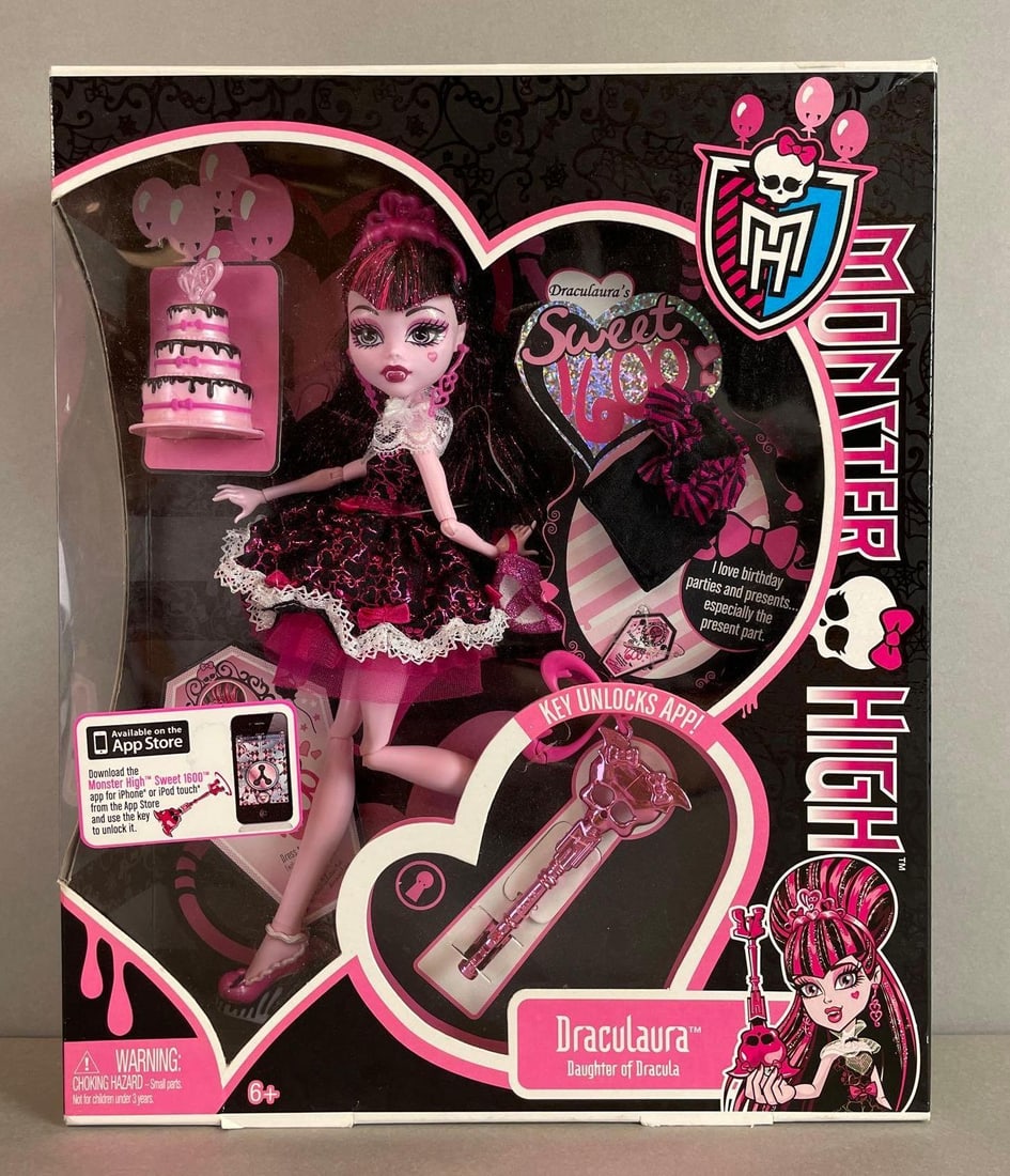 2011 Mattel Monster High Draculaura Fashion Doll: New in original packaging, 11 inch doll