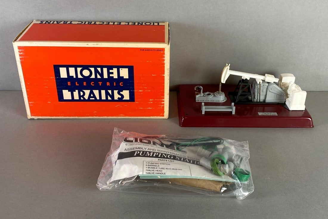 1995 Lionelville Operating Pumping Station Accessory: In original box, unknown set completion, measures 10 1/2 x 6 1/4 x 4 1/2 inches