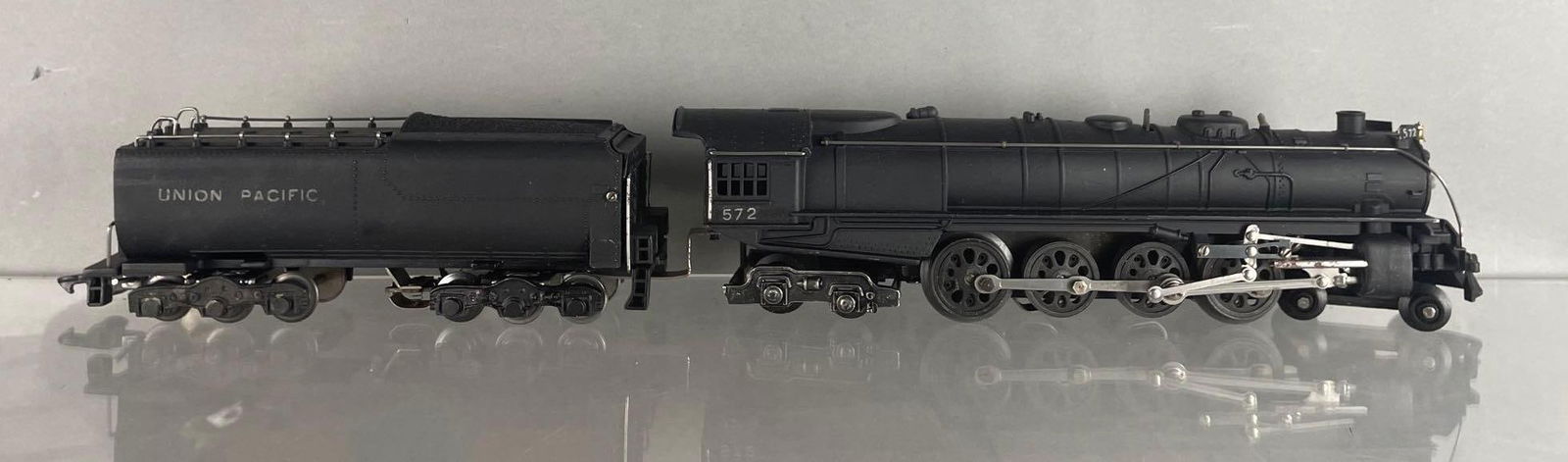 American Flyer O Scale Union Pacific No. 572 Locomotive with Tender (1 of 4)