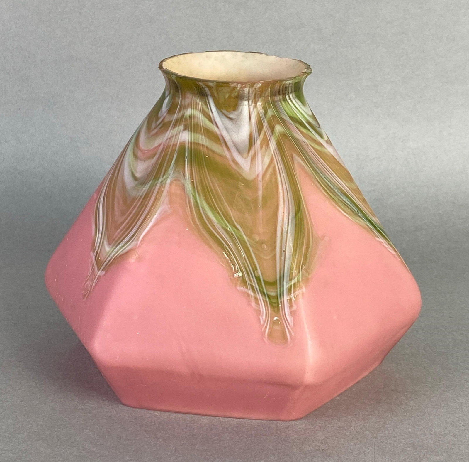 Pulled Feather Pink Art Glass Paneled Lamp Shade: some chips on fitting, measures 4 1/2 x 5 1/2 x 5 1/2 inches with a 2 inch fitting