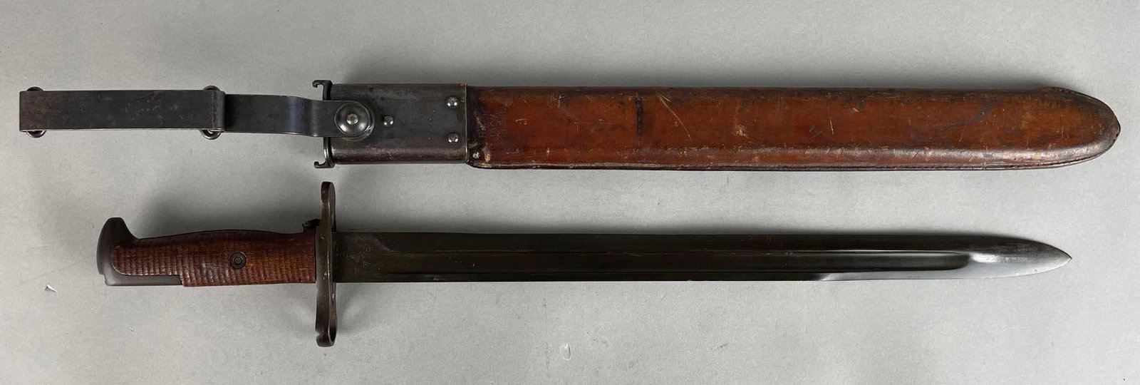 WW1 U.S. 1911 R.I.A. Bayonet and Scabbard: Blade marked RIA 1911, U.S. 192329. Scabbard marked RIA 1907 HEK. Measures 20 1/2 inches overall with 15 3/4 inch blade