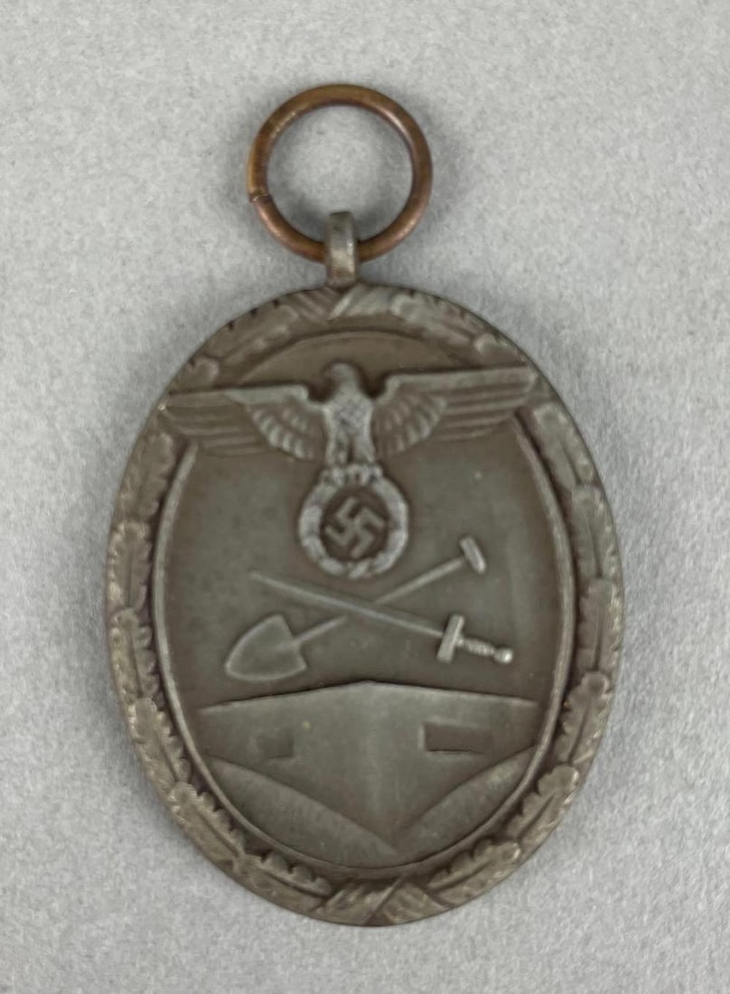 WW2 German Westwall Medal: Measures 1 3/4 x 1 1/4 inches