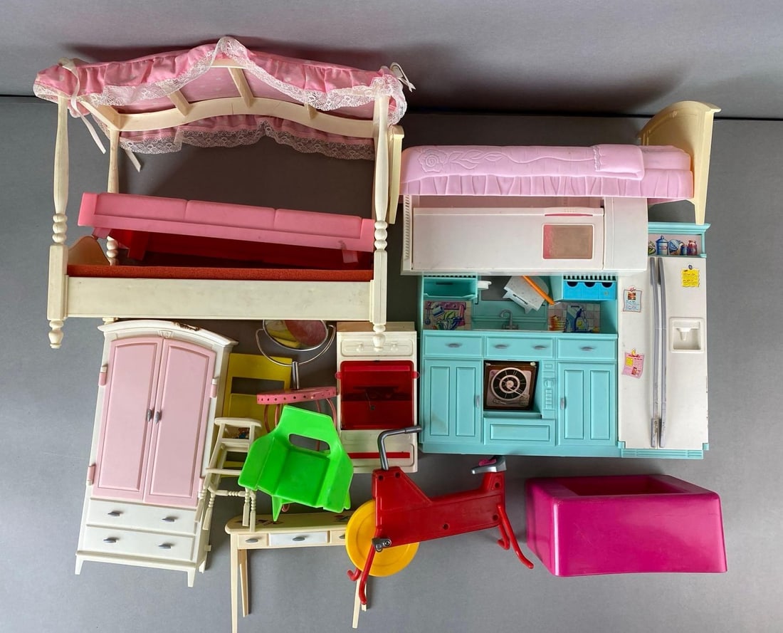 Group of Mattel Barbie House Items (1 of 3)