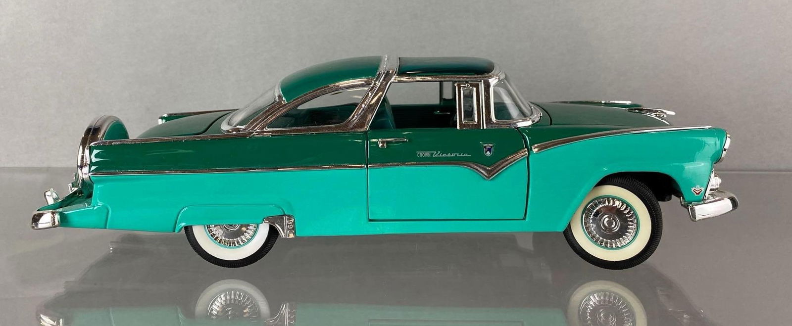1/18 Scale Ford Signature 1955 Ford Fairlane Crown Victoria (1 of 7)