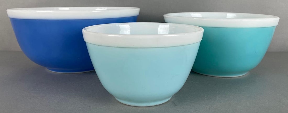 Group of 3 Pyrex Americana Blue Nesting Bowls (1 of 3)