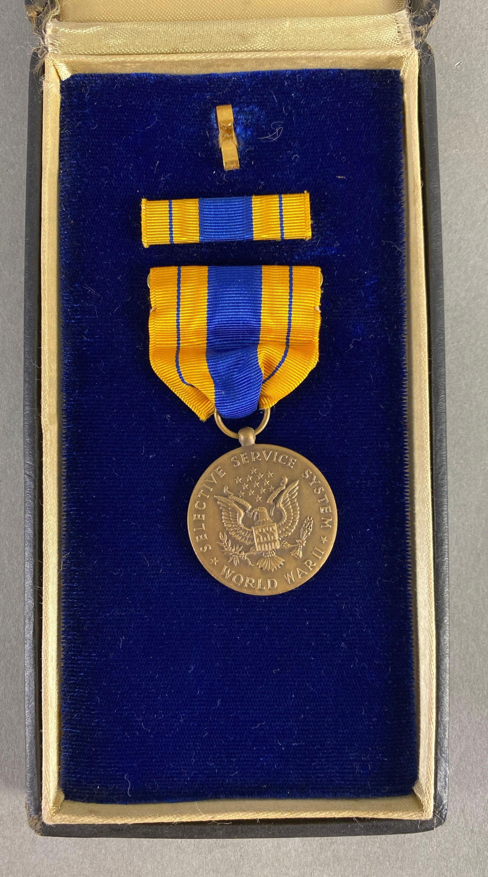 US WW2 Selective Service System Medals with Case (1 of 3)