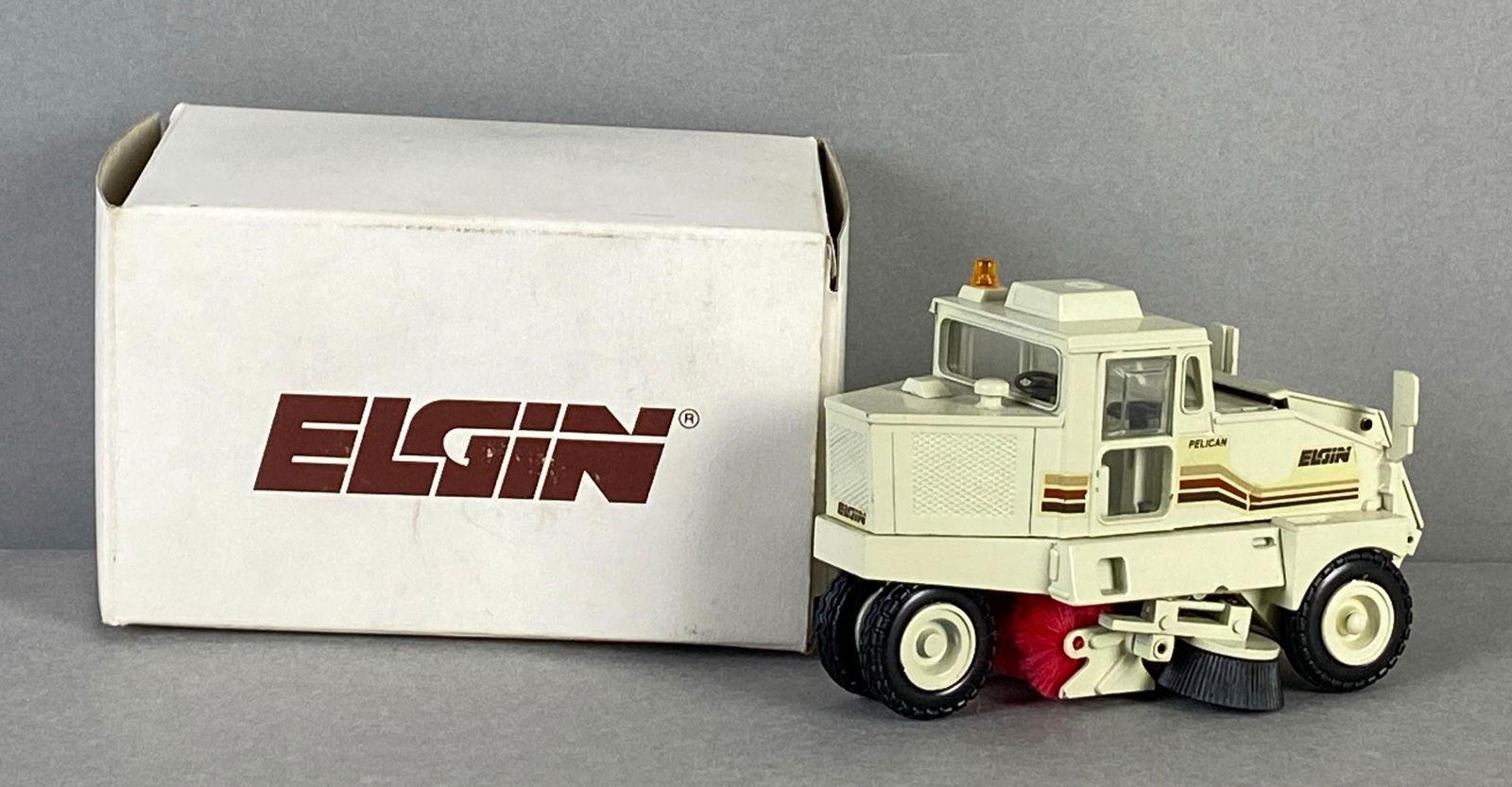 Elgin Die-Cast Pelican Street Cleaner (1 of 6)