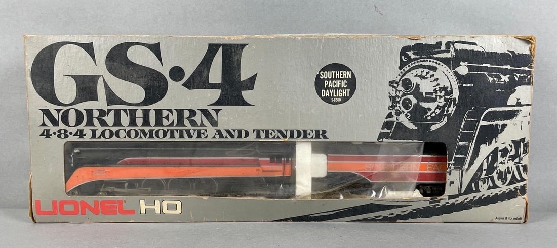 Lionel HO Scale Southern Pacific Diesel Locomotive and Tender (1 of 3)