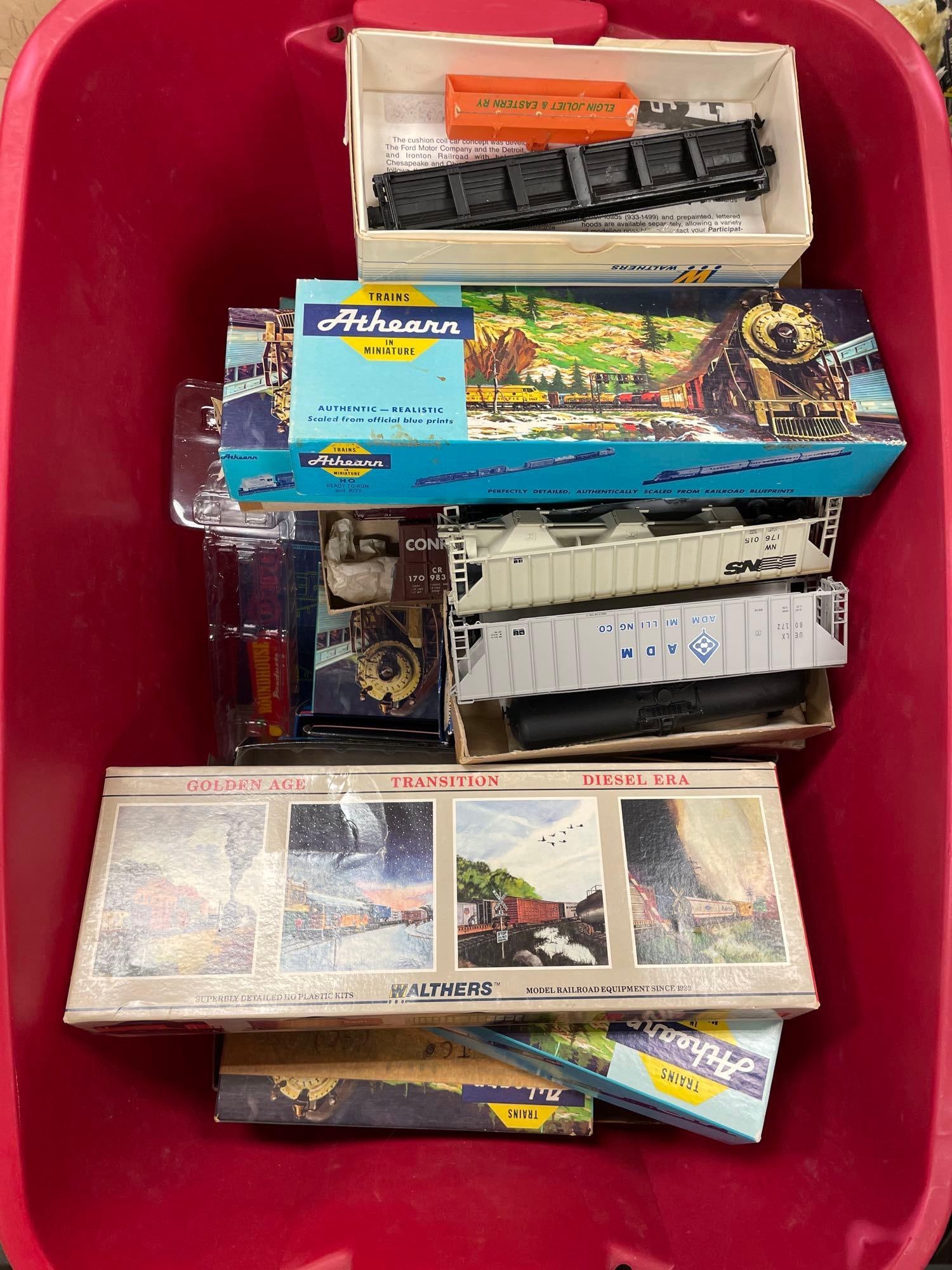 Group of HO Scale Train Cars for Parts (1 of 2)