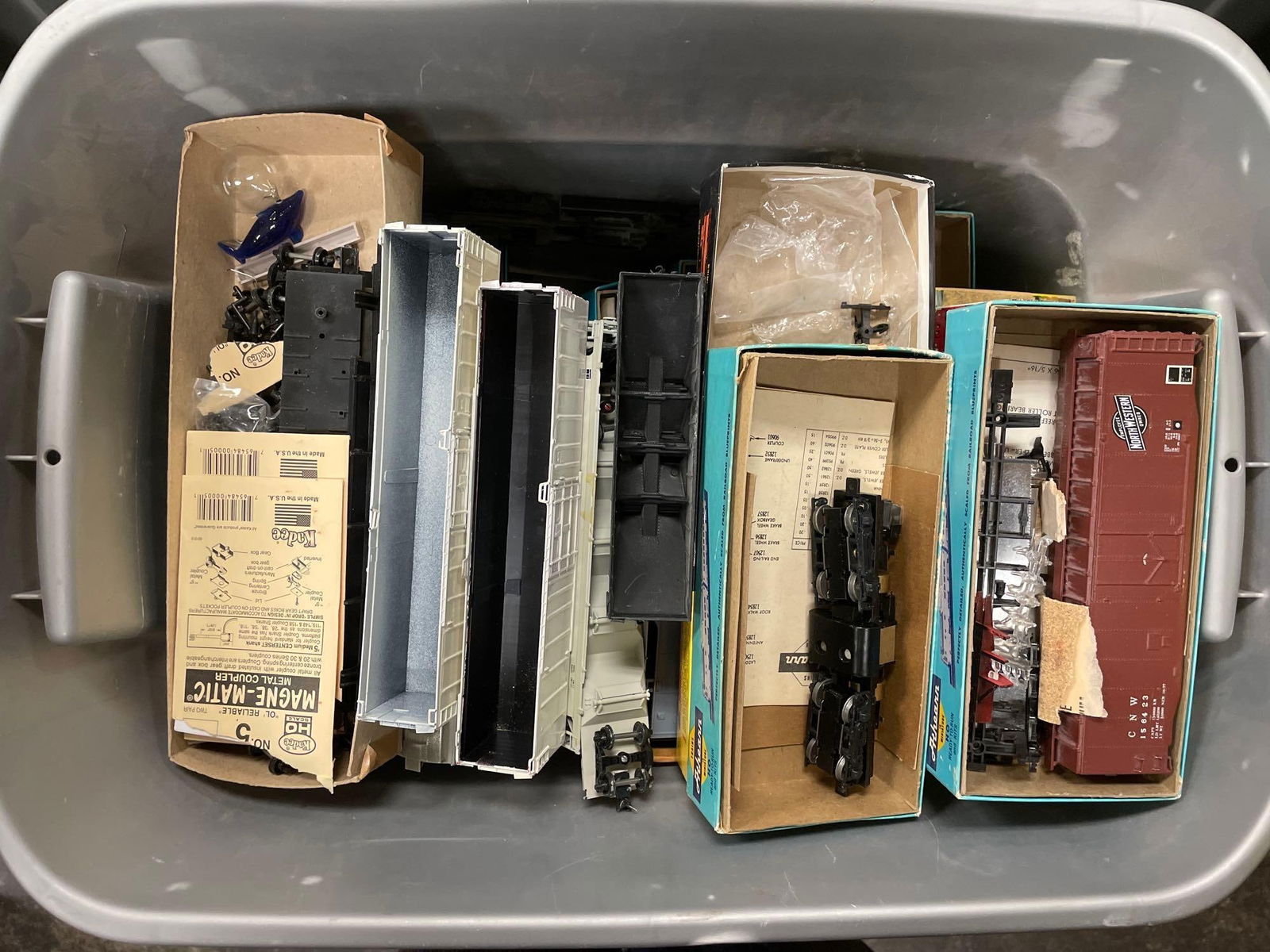 Group of HO Scale Train Cars for Parts (1 of 3)