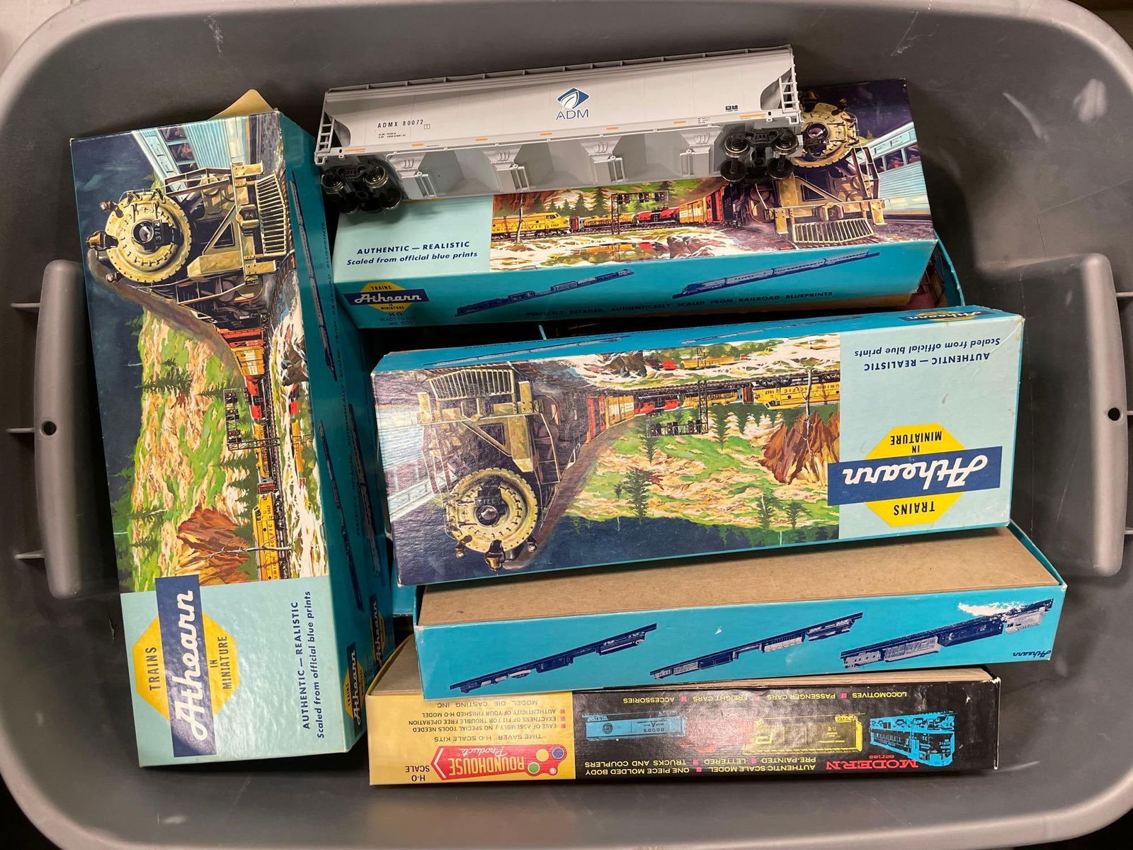 Group of HO Scale Train Cars for Parts (1 of 3)