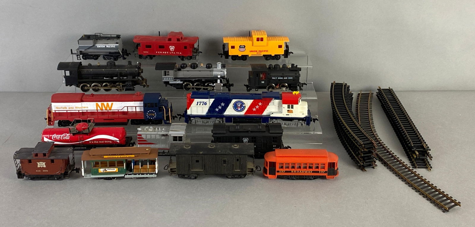 Group of Assorted HO Scale Model Train Cars and More (1 of 3)