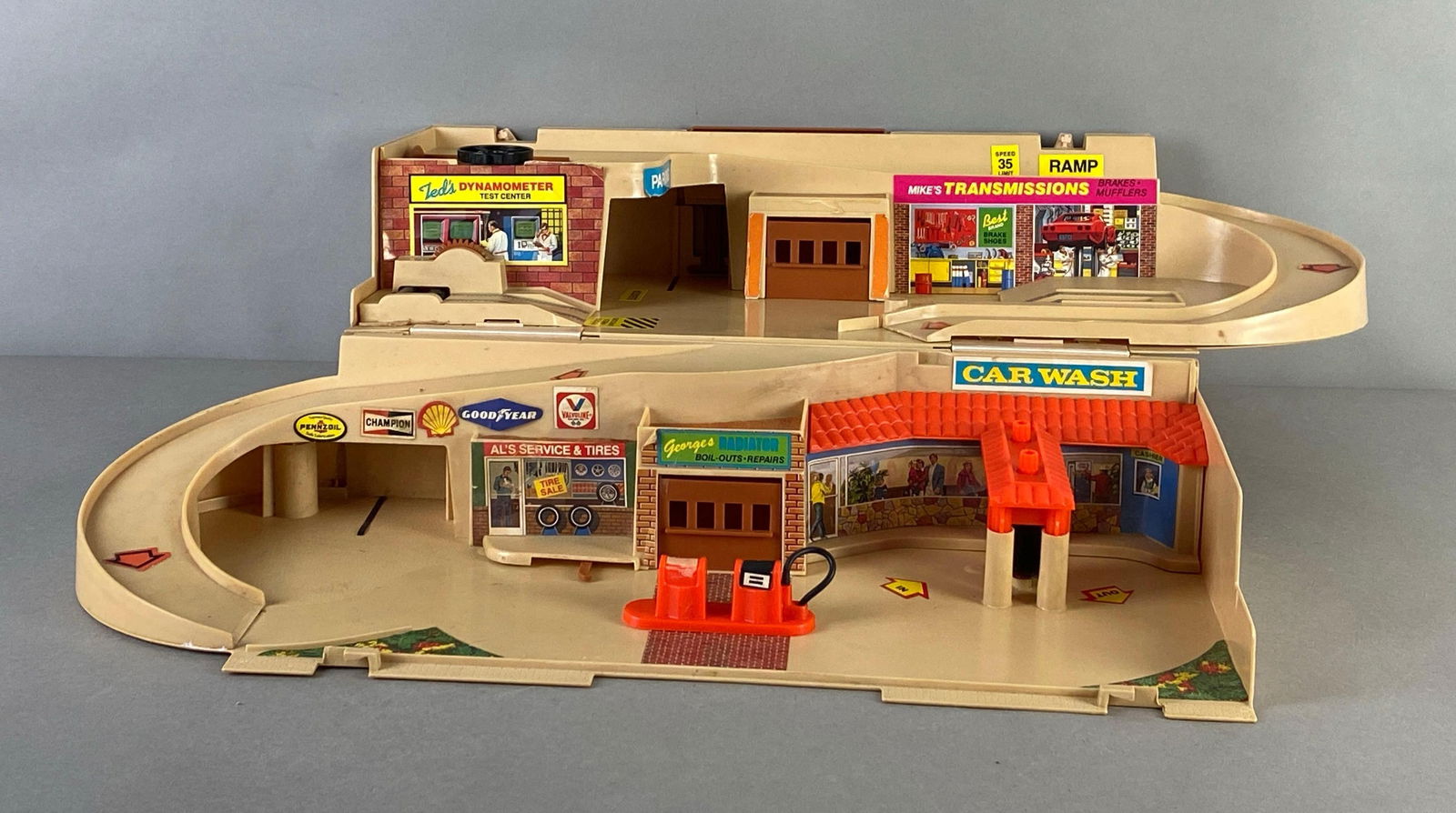 Mattel Hot Wheels Service Center Playset: set seems complete, measures 25 x 9 x 4 inches while folded