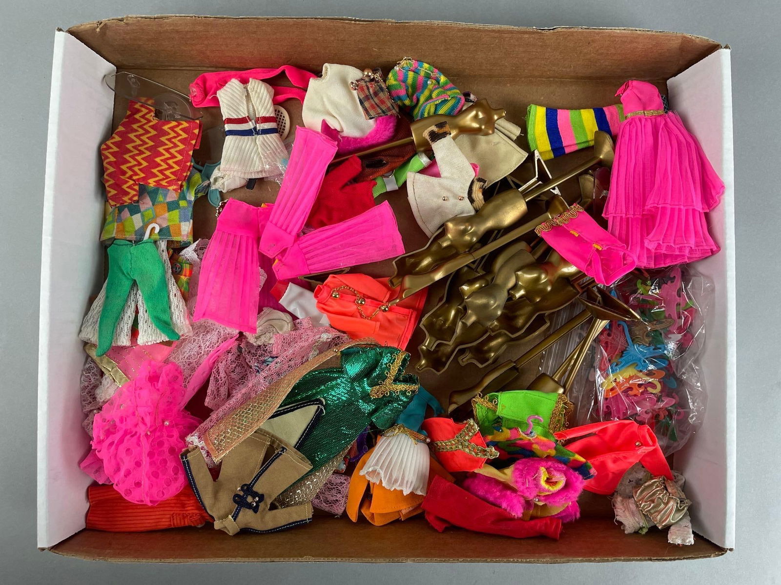 Group of Topper Toys Dawn and her Friends Clothes and Stands (1 of 3)