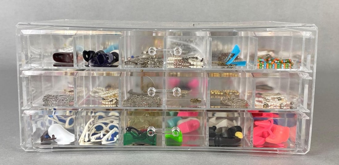 Group of Barbie Accessories (1 of 5)