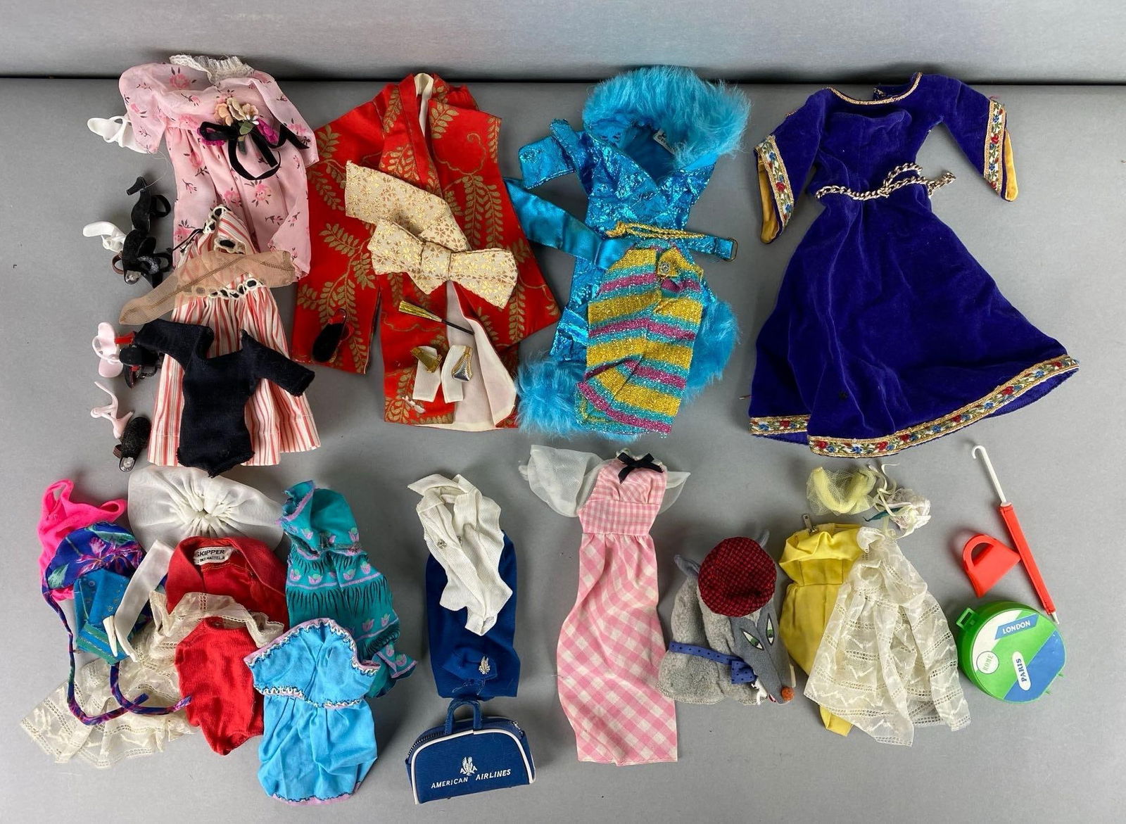 Group of Vintage Mattel Barbie Clothing (1 of 3)