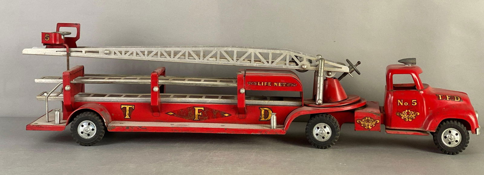 Vintage Tonka TFD No. 5 Pressed Steel Fire Engine (1 of 4)