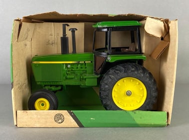 ERTL John Deere 4255 Row Crop Tractor Die-Cast Vehicle