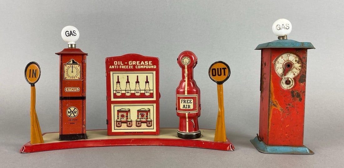 Marx Gas Station and Pump Tin Litho Toy (1 of 7)