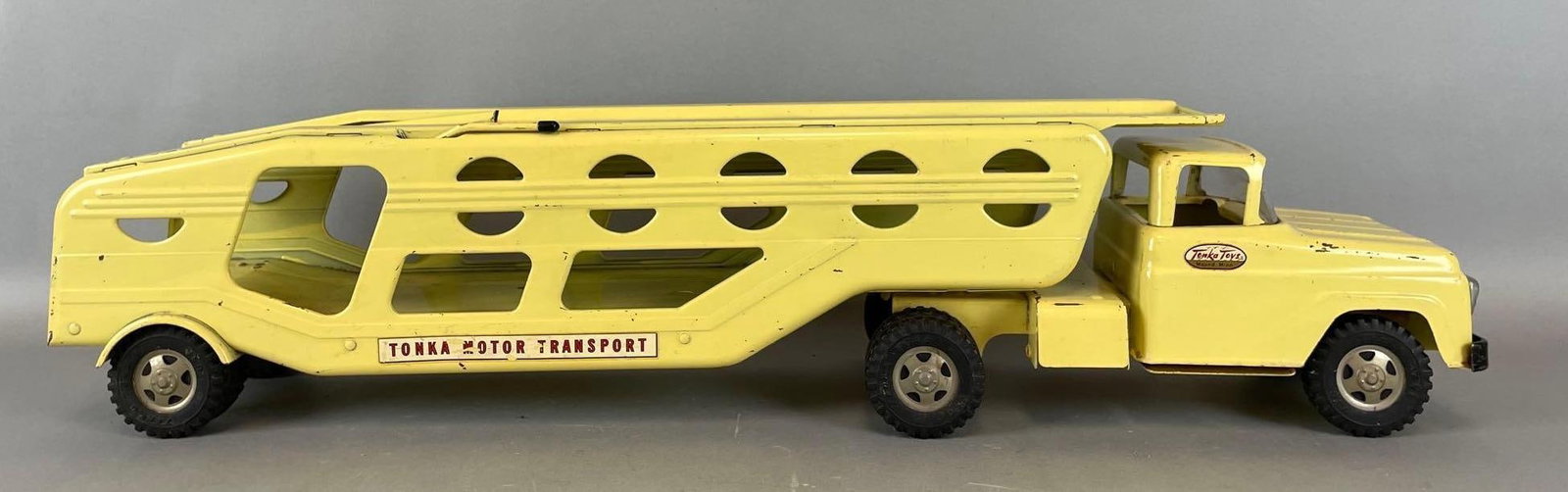 Vintage Tonka Pressed Steel Car Transport: Measures 6 1/2 x 28 1/2 x 6 inches