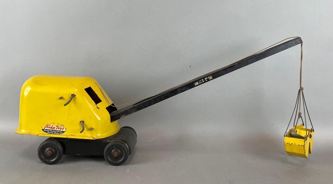 Vintage Tonka Pressed Steel No. 150 Clam Shovel: Working condition, measures 11 1/2 x 23 x 5 1/4 inches as shown