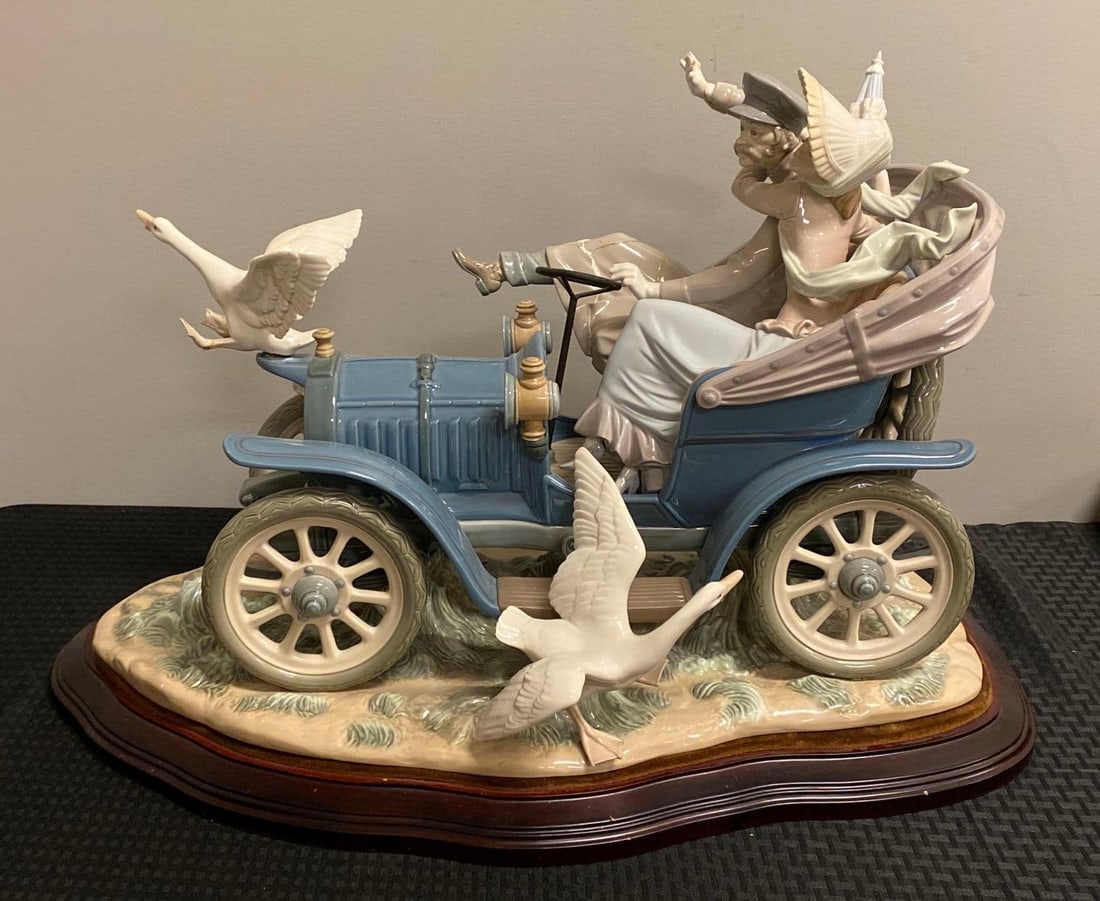 NO SHIPPING AVAILABLE Damaged Lladro Car In Trouble Porcelain Statue (1 of 11)