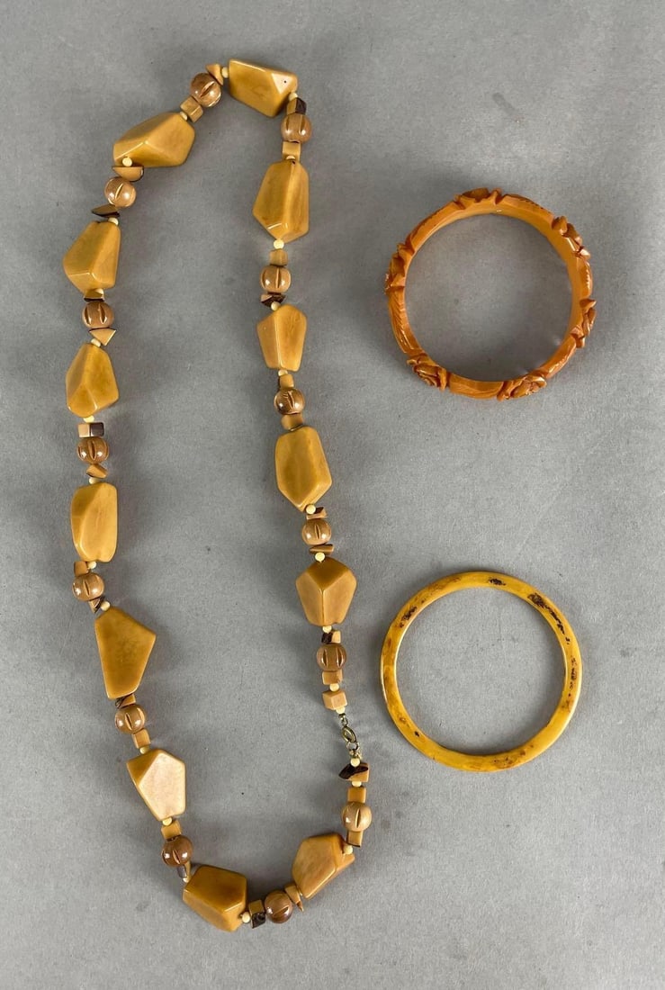 Group of 3 Bakelite Jewelry (1 of 2)