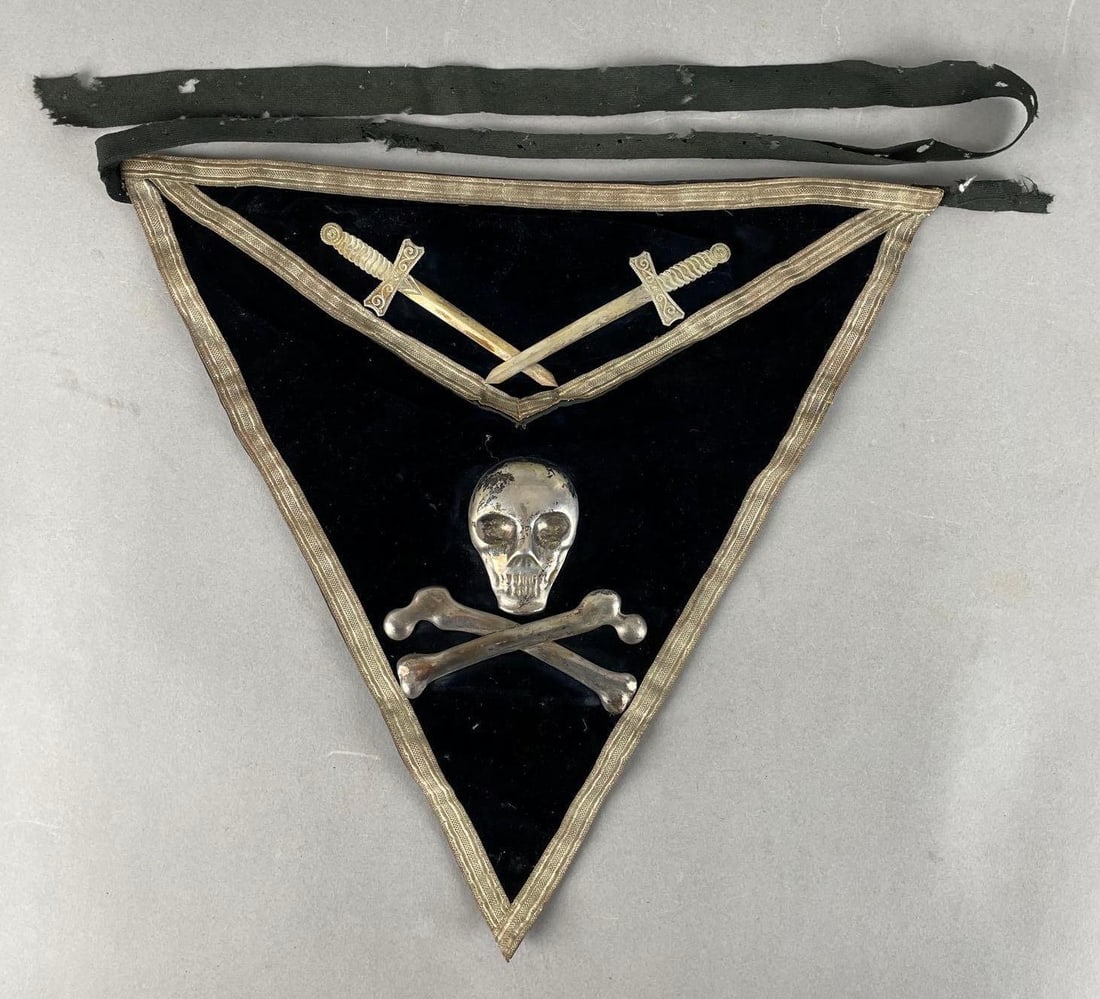 Antique Masonic Knights of Templar Skull and Crossbones Apron (1 of 2)