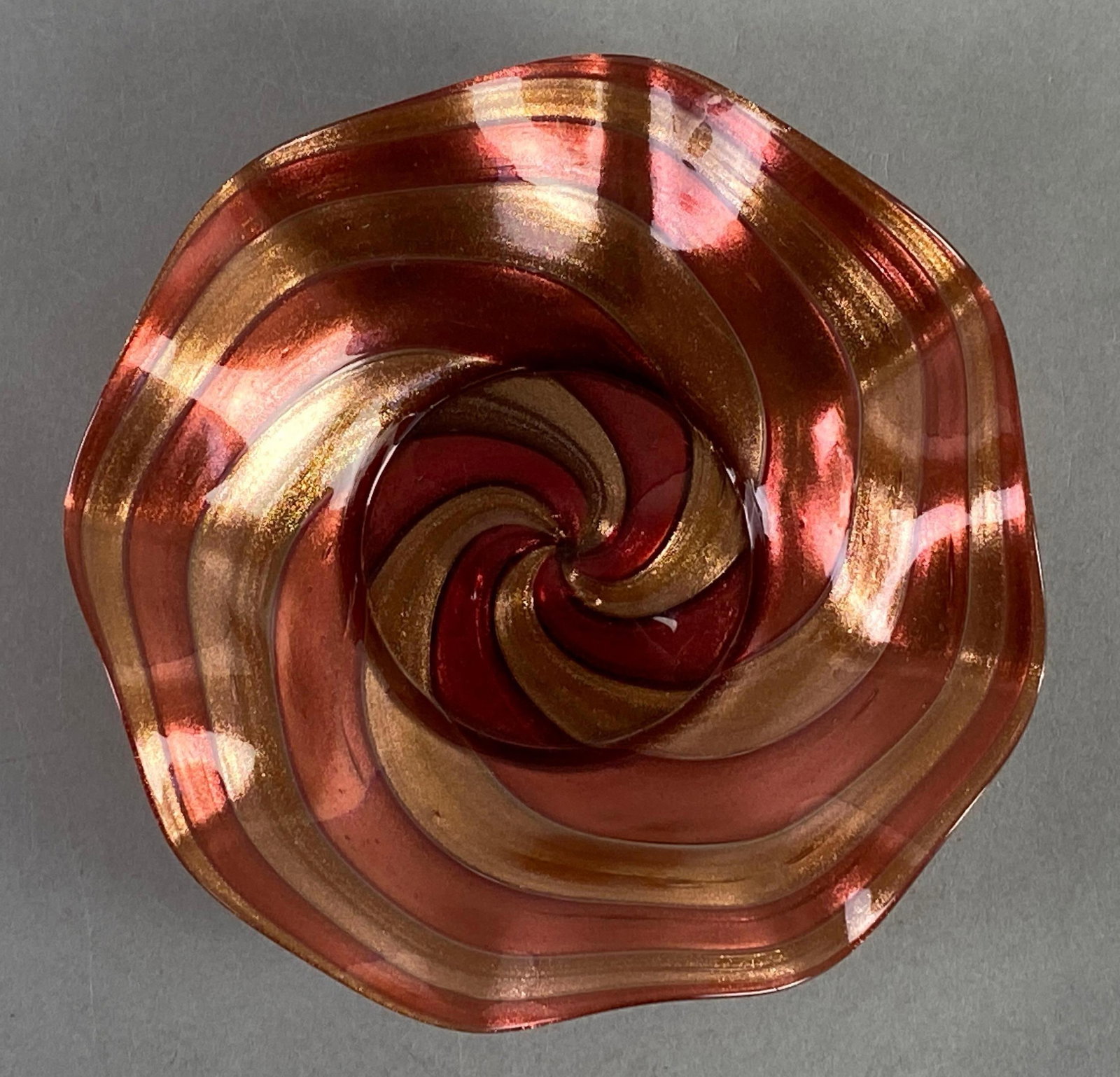 Mid-Century Modern Venetian Murano Aventurine Art Glass Underplate: Features ruffled edges and pontil mark, measures 1 1/2 x 6 1/2 x 6 1/2 includes
