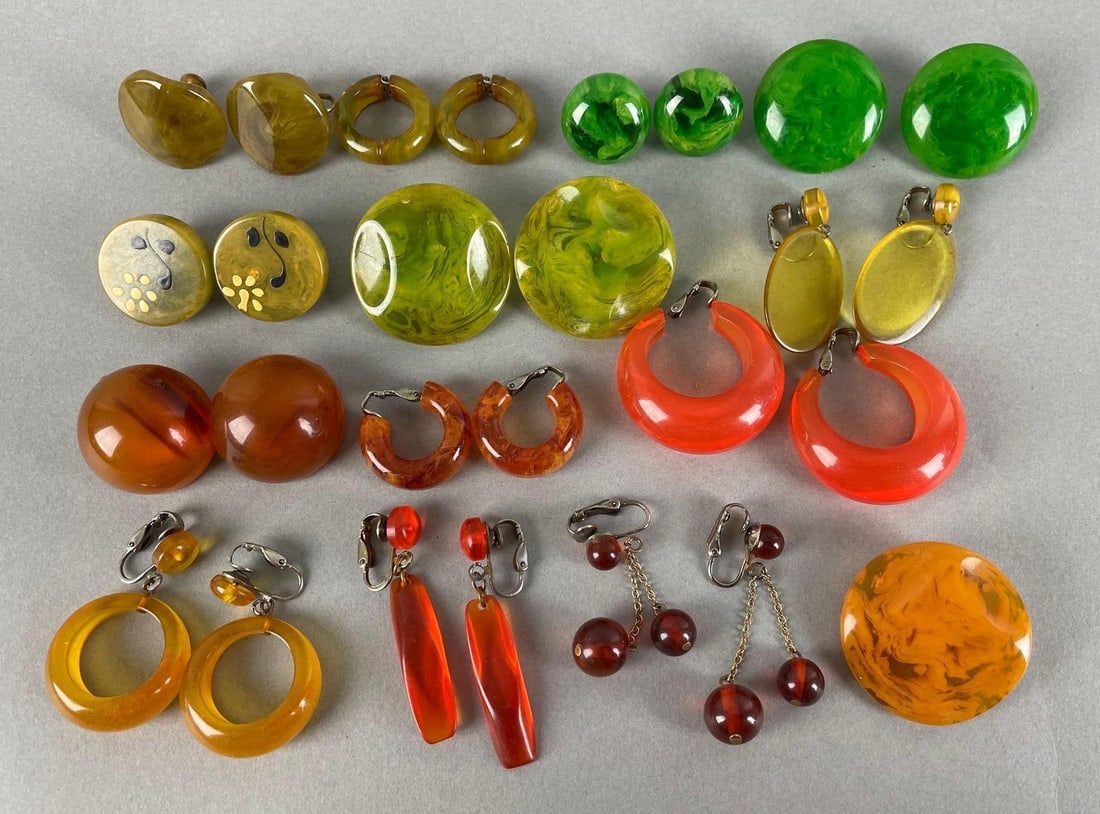 Group of Bakelite / Plastic Clip-On Earrings (1 of 3)