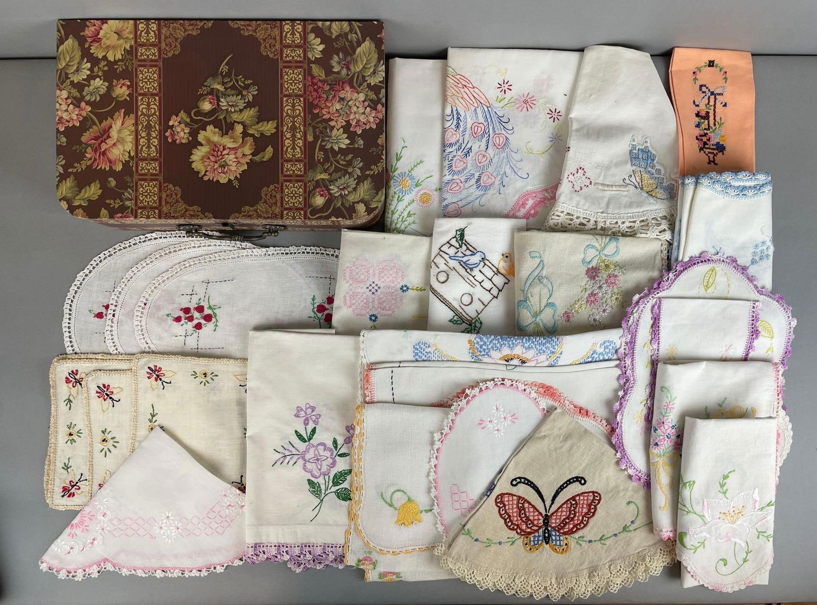 Group of Vintage Embroidered Linens and Case (1 of 3)