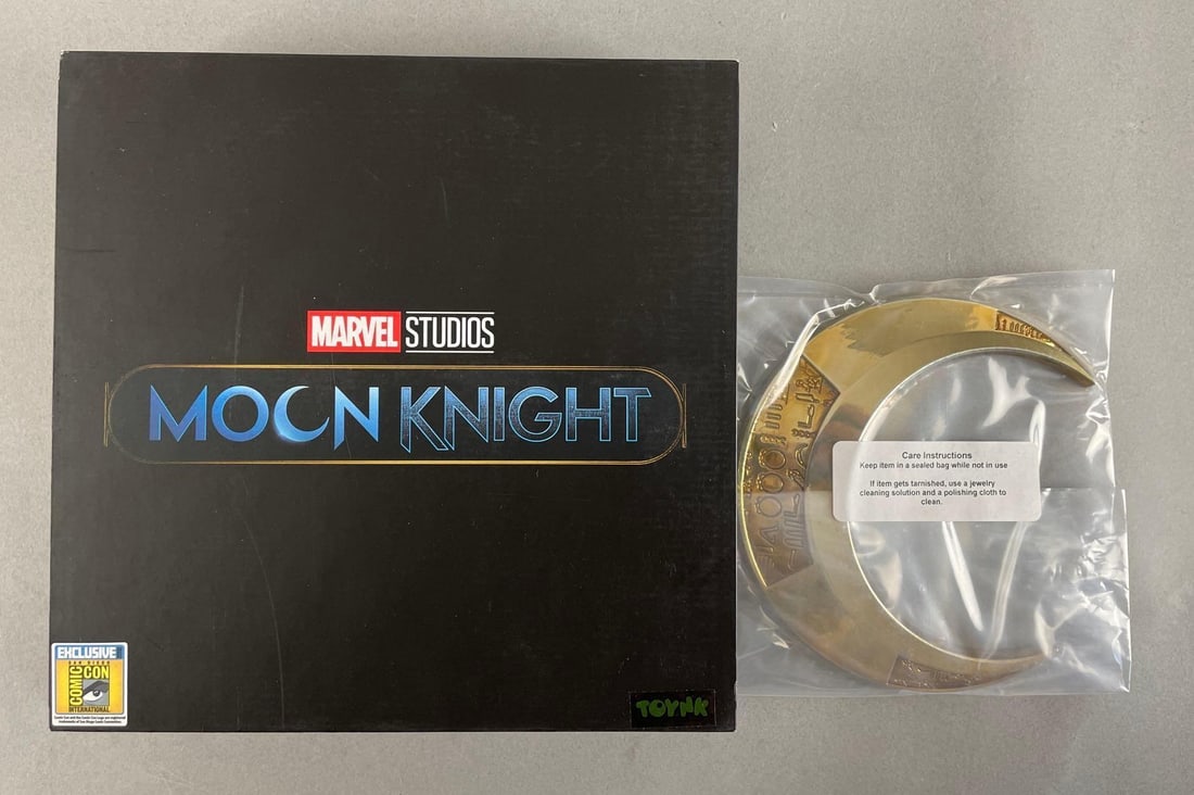 Disney Marvel Studios Moon Knight 14k Gold Ppated Crescent Blade Pin (1 of 3)