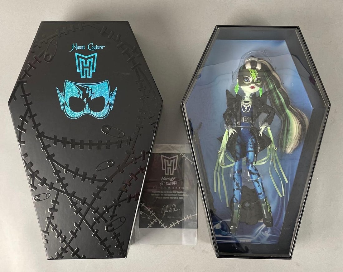 Mattel Monster High Haunt Couture Midnight Runway Frankie Stein Doll (1 of 3)