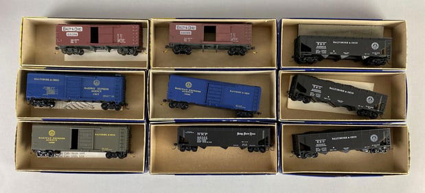 Group of 9 Roundhouse Products HO Scale Train Cars