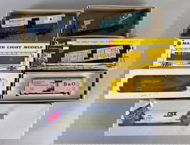 Group of 7 Assorted HO Scale Model Train Cars