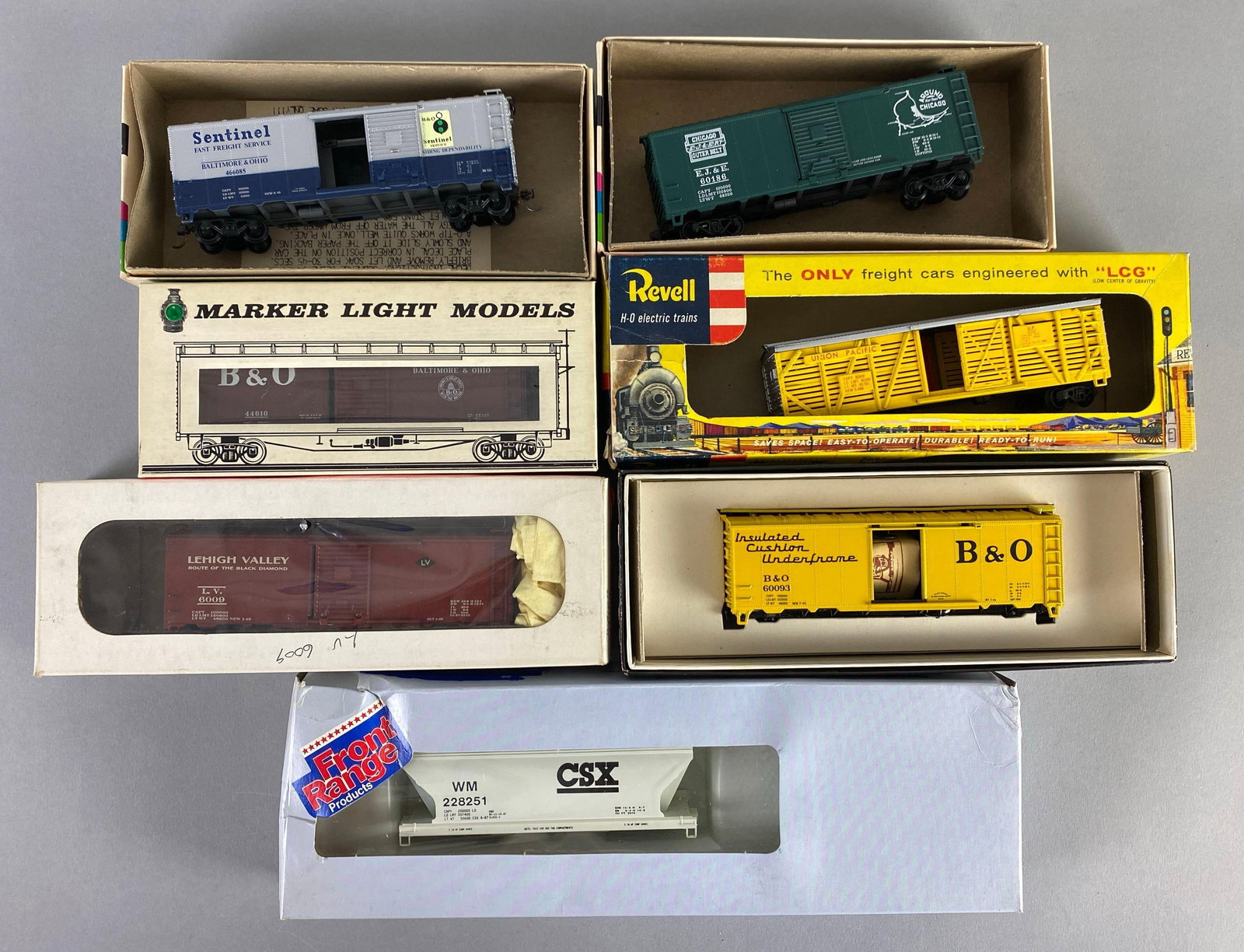 Group of 7 Assorted HO Scale Model Train Cars (1 of 4)