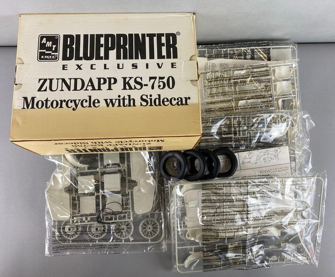 AMT ERTL Zundapp KS 750 Motorcycle with Sidecar Model Vehicle Kit (1 of 3)