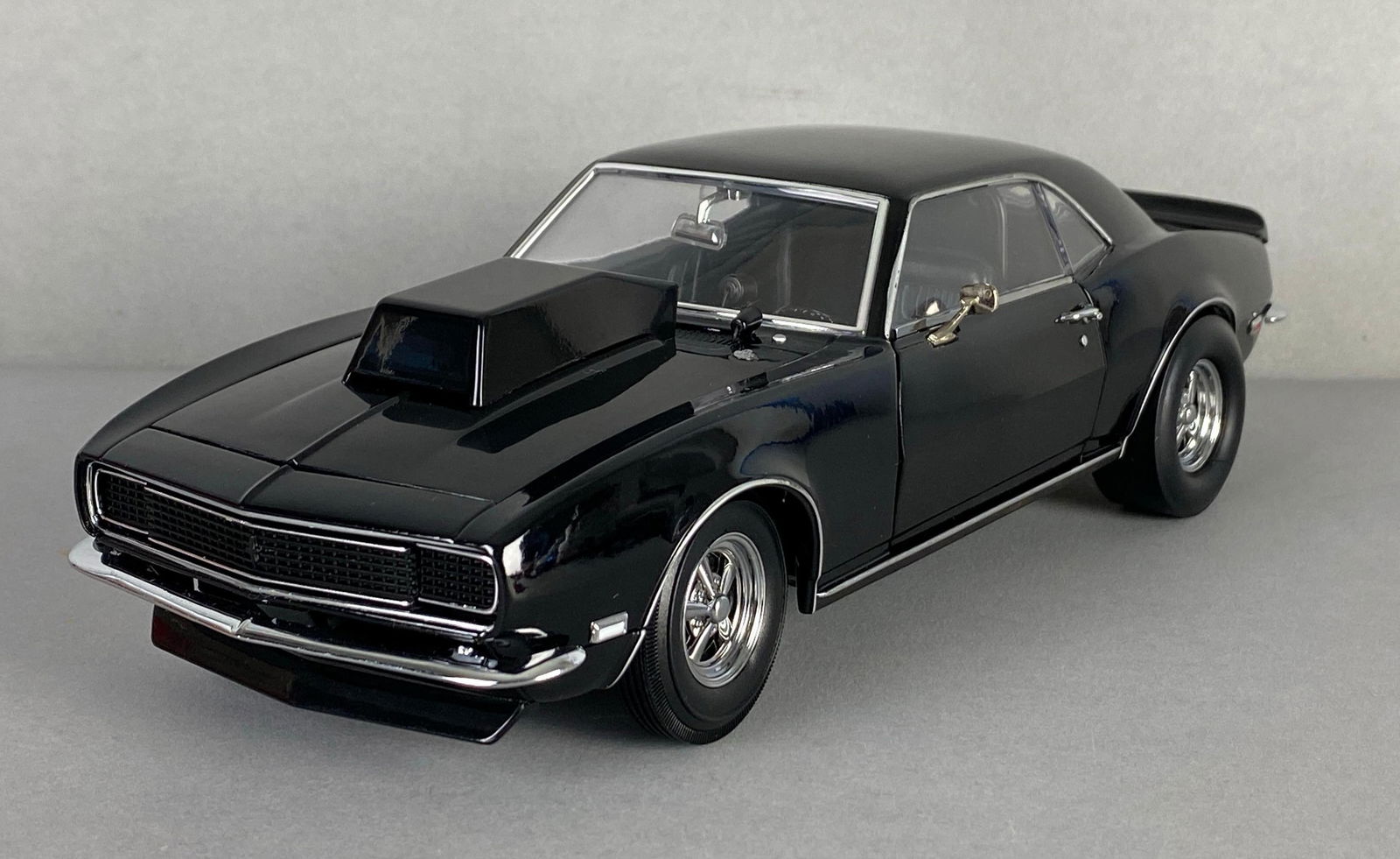 Welly 2002 Chevrolet Camaro Ss Die Cast Vehicle