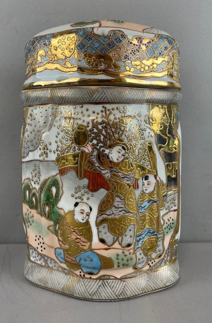 Chinese Hand-Painted and Gilted Porcelain Ginger Jar with Lid: Measures 9 x 5 3/4 x 4 1/4 inches