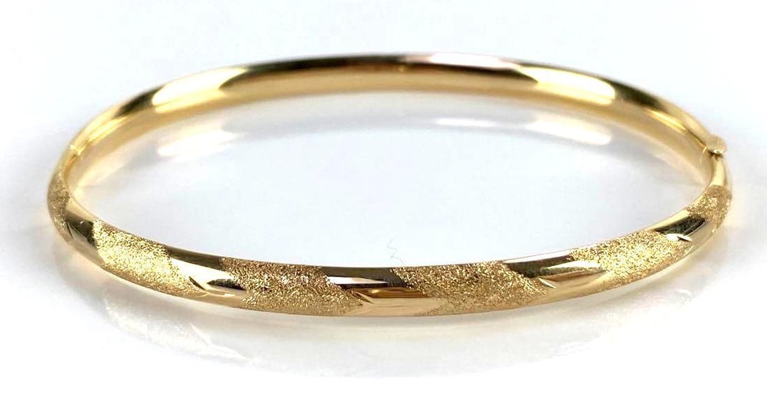 14K Gold Bangle Bracelet: 4.7g, measures 7 3/4 inches