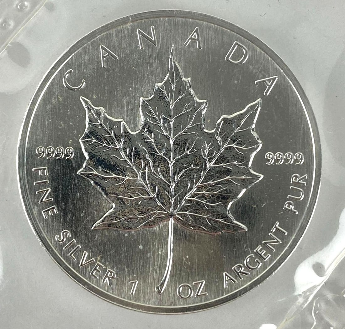 1990 Royal Canadian Mint Canada Maple Leaf $5 1 oz .999 Fine Silver Coin (1 of 2)
