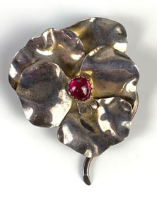 Teppich Sterling Silver Flower Brooch with Ruby Center