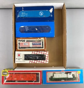 Group of 6 HO Scale Boxcars and More