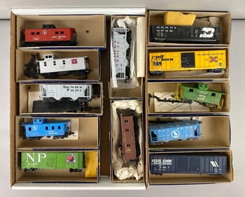 Group of 12 Roundhouse Product Ho Scale Locomotive Cars
